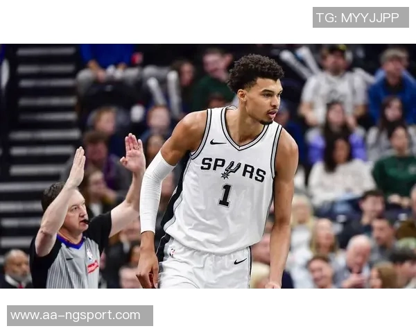 福克斯称赞文班亚马是顶尖球员强调团队合作的重要性